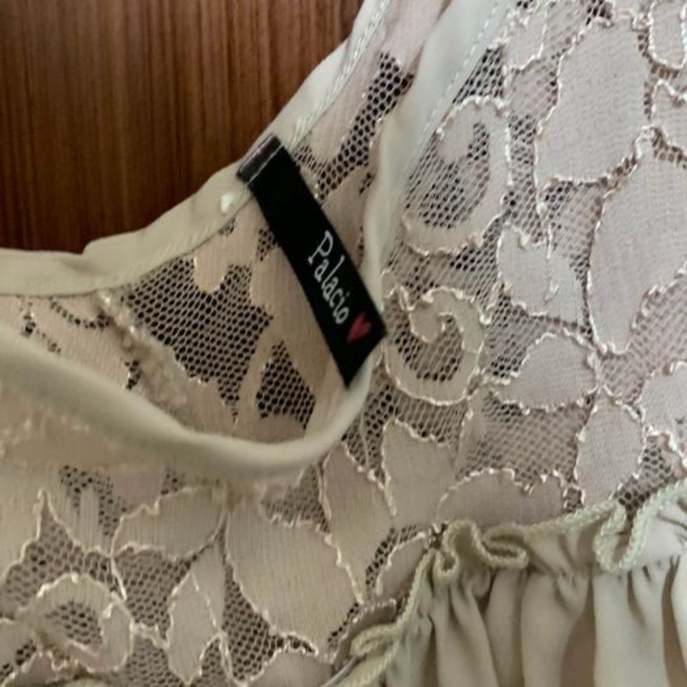 Women’s lace ruffle super cute top_ sz Medium - Picture 3 of 3